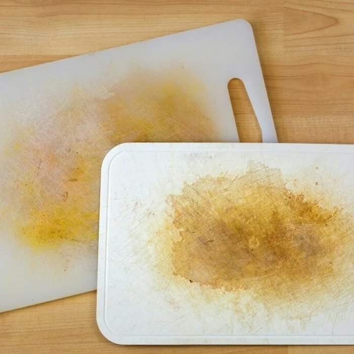 Esempio di taglieri in plastica usati, con incisioni e macchie
